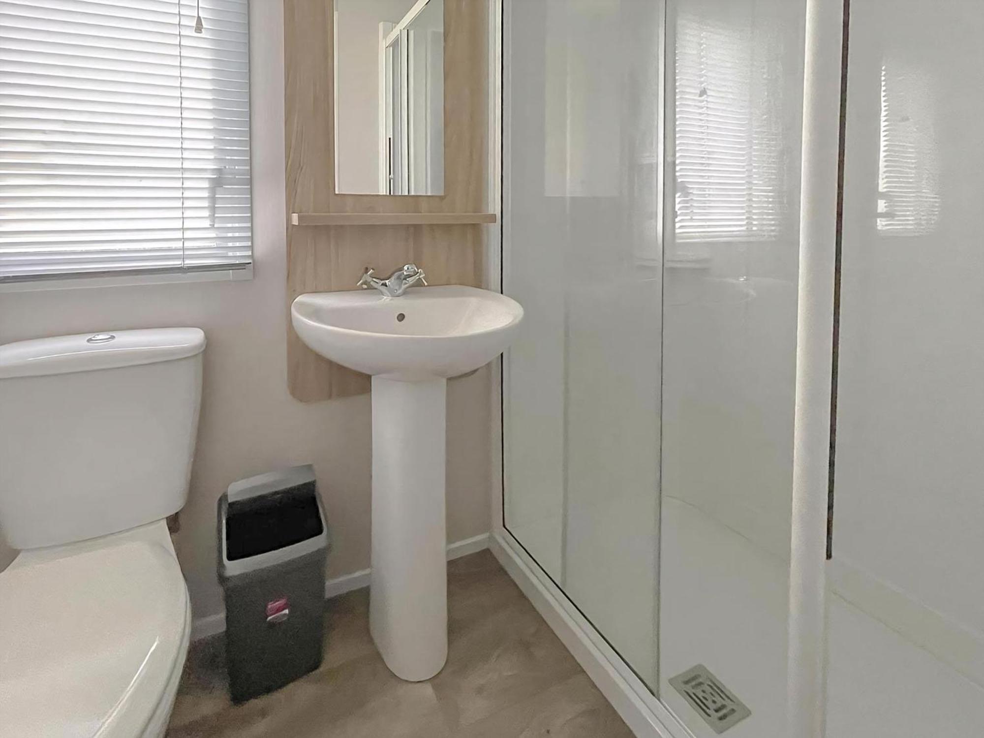 Beautiful 8 Berth Caravan With Decking At Naze Marine Park, Essex Ref 17184P Walton-on-the-Naze Exterior foto