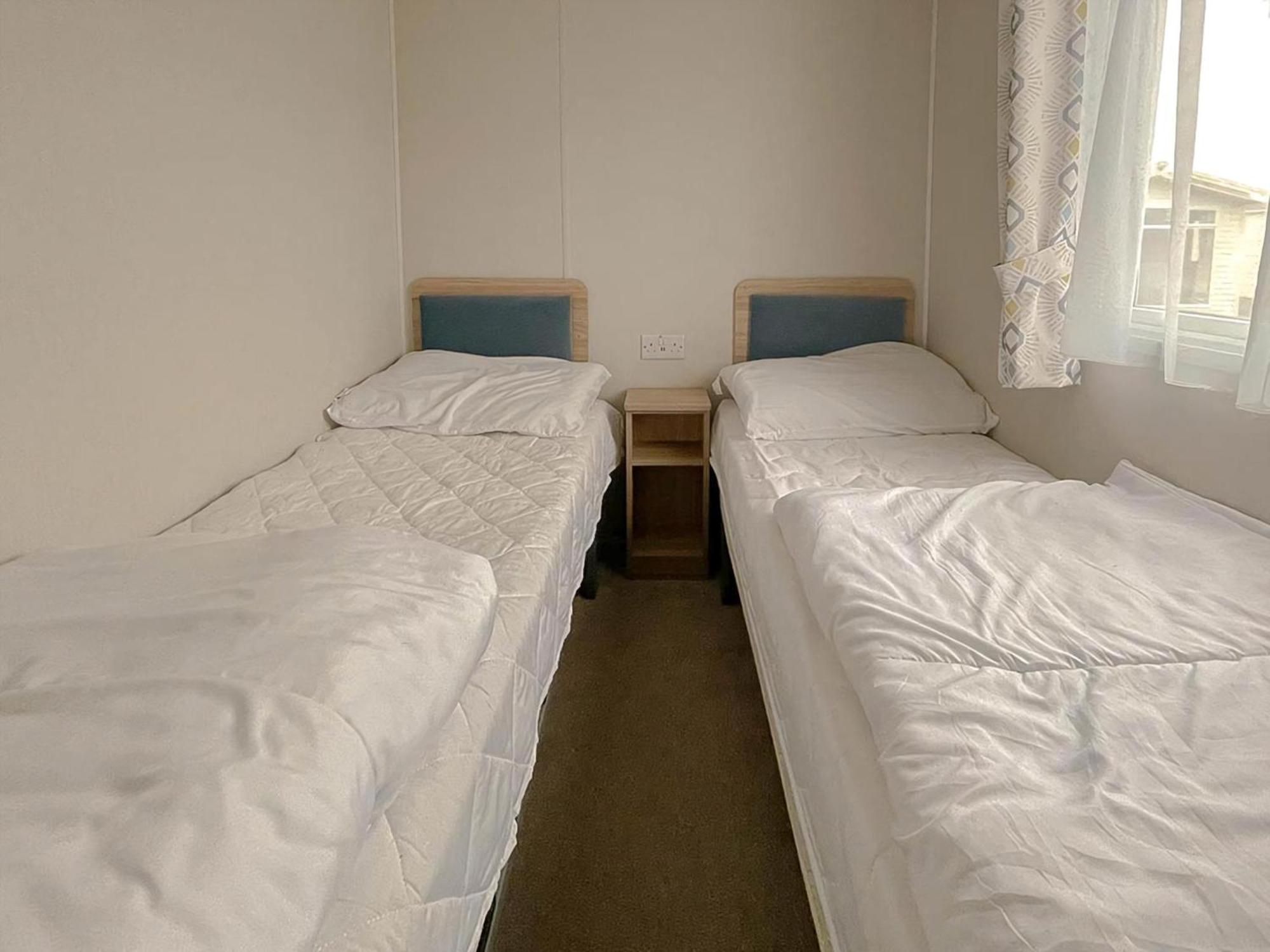 Beautiful 8 Berth Caravan With Decking At Naze Marine Park, Essex Ref 17184P Walton-on-the-Naze Exterior foto