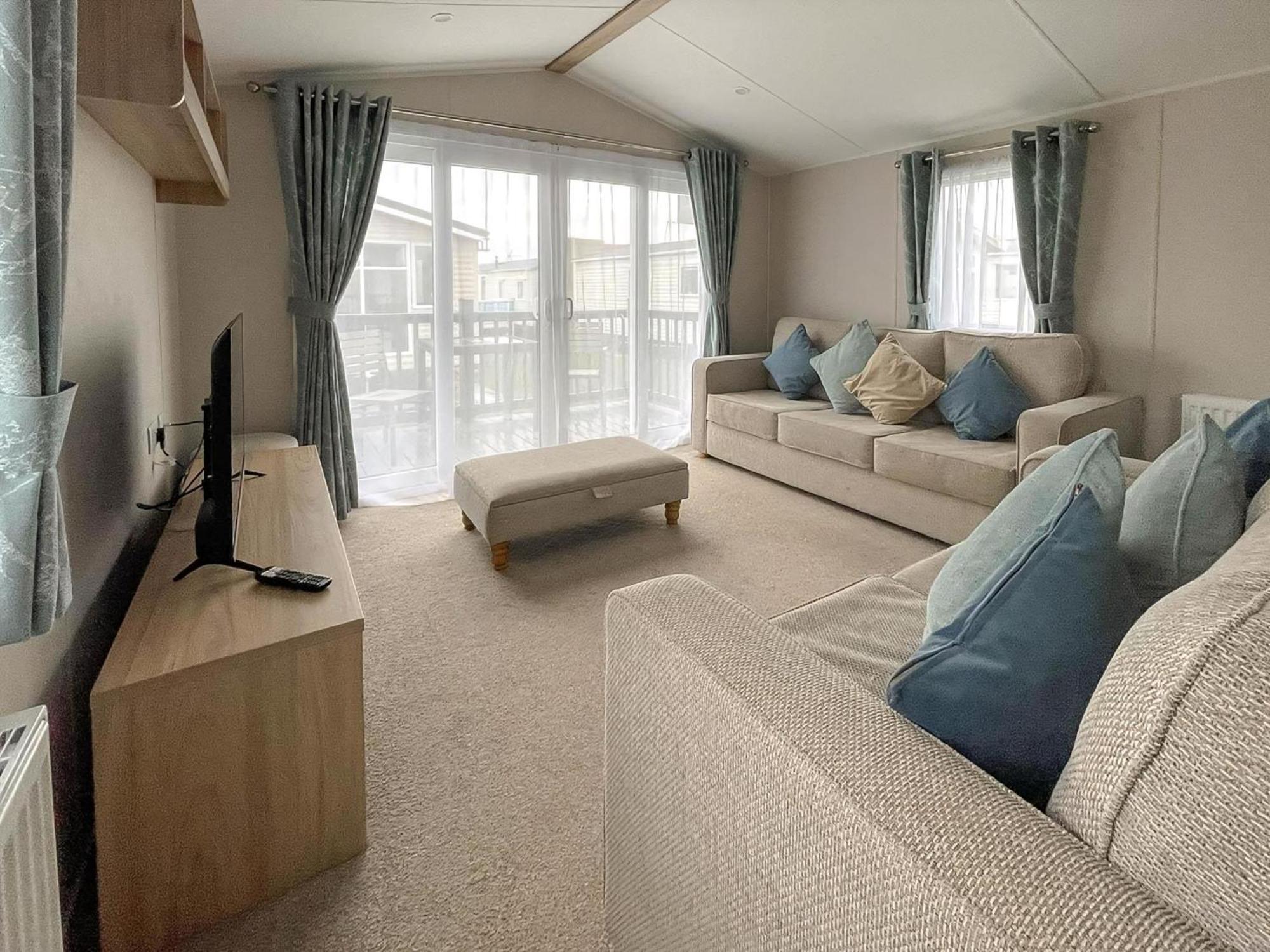 Beautiful 8 Berth Caravan With Decking At Naze Marine Park, Essex Ref 17184P Walton-on-the-Naze Exterior foto